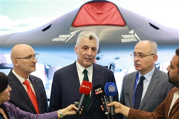 Ticaret Bakanı Ömer Bolat, SAHA 2026'yı Ziyaret Etti